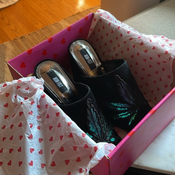 New In Box Mary Jane Slip On Heel; black velvet with beaded leaf - Picture 3 of 4